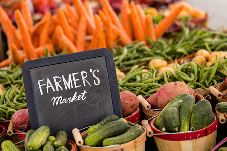当地农民市场销售的新鲜有机产品蔬菜单位图片
