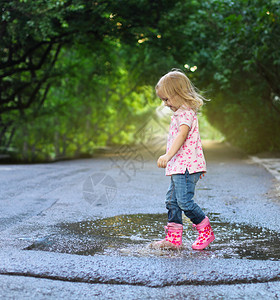 穿着雨靴的可爱小女图片