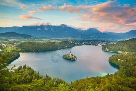 JulianAlps和LakeBled的日落景与圣玛丽斯教堂在小岛图片