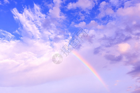 彩虹蓝天自然现象图片