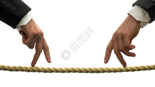 用两个商人的手沿着绳子从两端走动他们的手指图片