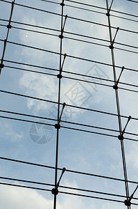 现代建筑中的玻璃窗帘墙蓝天背景的图片