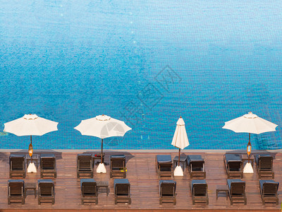 华住酒店位于泰国华欣的装饰海滩椅和白背景