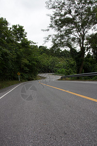 通往大山的道路在雨多图片