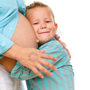 抱着孕妇肚子的快乐儿童孤图片