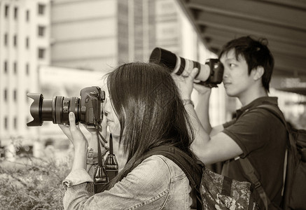 几个亚洲摄影师在市中心拍照片图片