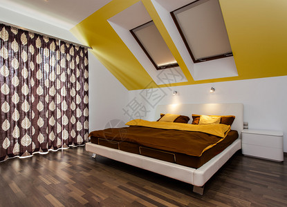 阁楼现代卧室的大床图片