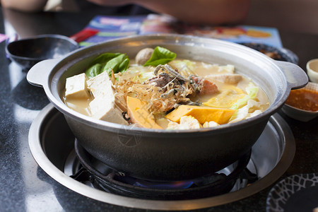 日本和亚洲美食背景上的火锅图片
