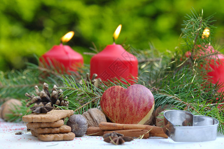 节日装饰中的苹果形心和香料图片