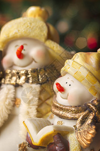 可爱的圣诞节背景两个雪人发球背面有b图片
