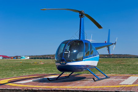 蓝色小直升机前视图图片