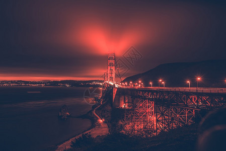 旧金山湾和金门大桥在雾中夜幕全景与图片
