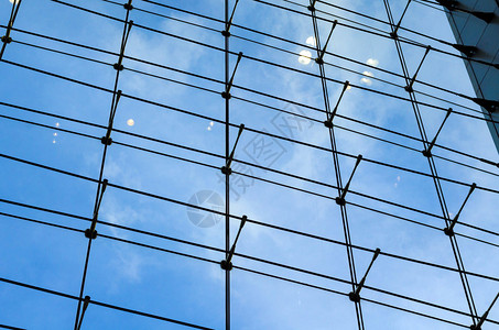 蓝天背景玻璃幕墙图片