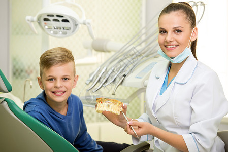 有牙齿模型的牙医妇人牙图片
