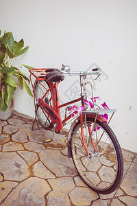 用粉红色花朵装饰的经典旧自行车图片