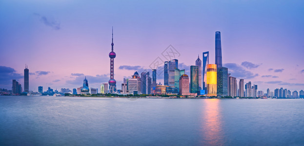上海浦东香格里拉饭店在日落期间的上海浦东区地平线背景