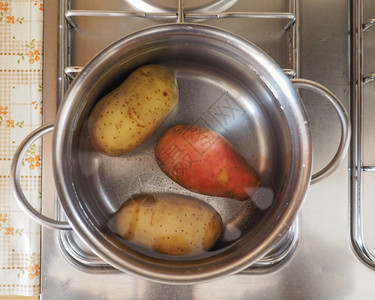 燃气灶上的土豆炖锅图片