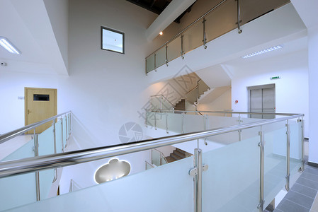 现代楼梯和大厅办公大楼内图片