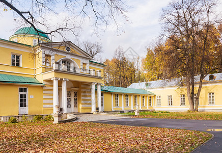 秋天公园里的老宅背景图片
