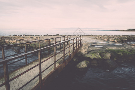 海港附近有生锈金属栏杆的旧桥复古复图片