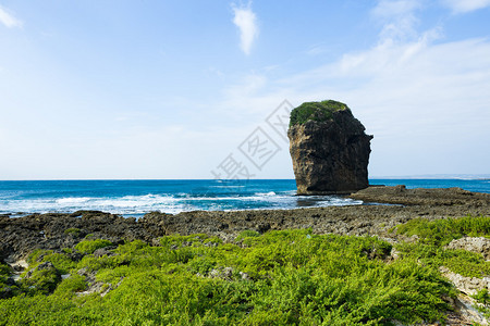 美丽的海景与大岩石图片