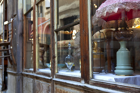 古董店橱窗里的物品背景图片