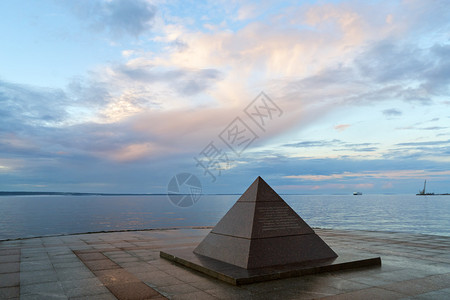 夏日城市湖码头纪念金字塔图片
