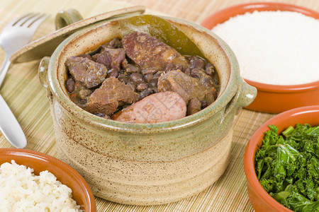 巴西牛肉香肠猪肉和黑豆汤图片