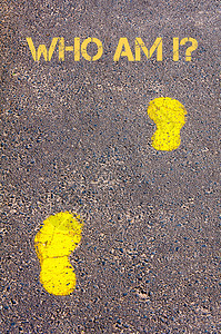 人行道上的黄色脚步声通往背景图片