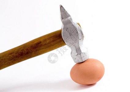 一个银锤头近距离击中一个完整的鸡蛋图片