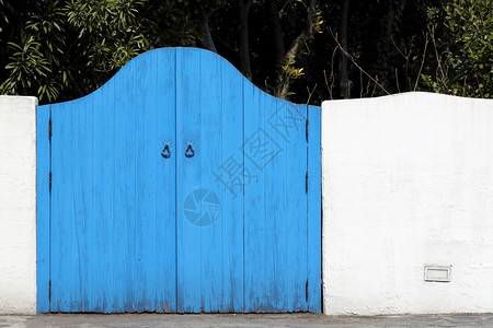 带白墙的旧木蓝色门背景图片