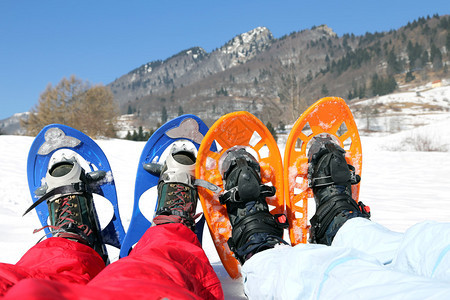 冬天穿雪鞋的夫妻图片