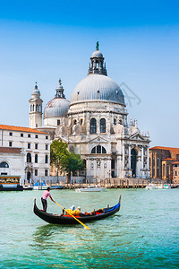 传统Gondola在意大利威尼斯的Canal图片