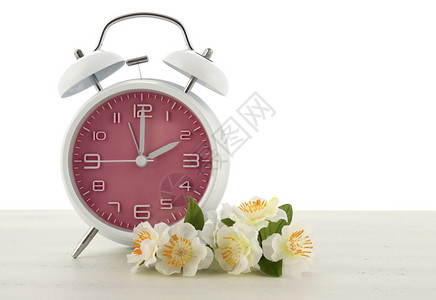 夏令时概念与春季主题粉红色复古风格闹钟图片