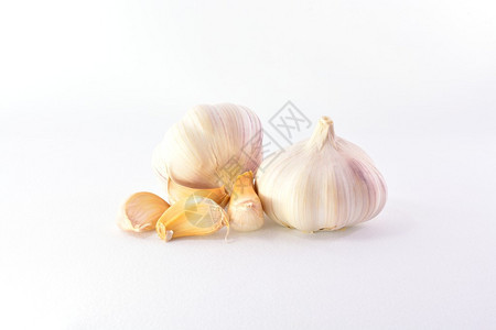 两个头成熟的蒜瓣和白色背景图片