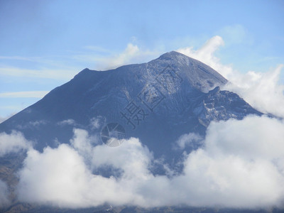 墨西哥火山Popocatepetl照片来自姊妹火山Iztaccihuat图片