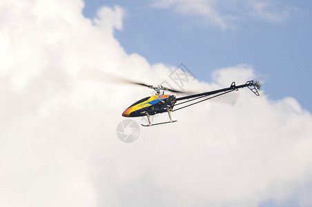 飞行遥控直升机图片
