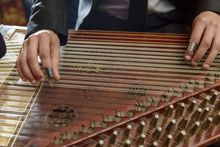 在交响乐中演奏阿拉伯Qanon音图片