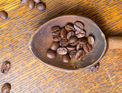 旧木桌上的咖啡豆和勺子工作室sho背景图片