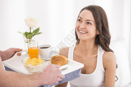 老公把早餐送到床上给老婆吃图片