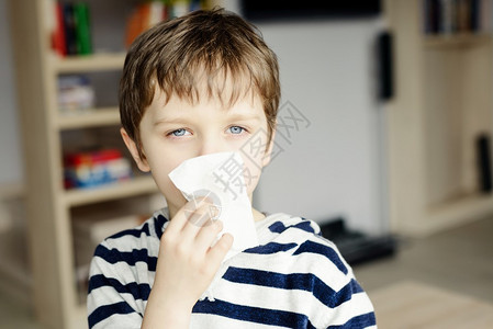 小男孩用纸手帕擤鼻子图片