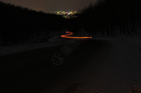冬季夜间路上的轻图片