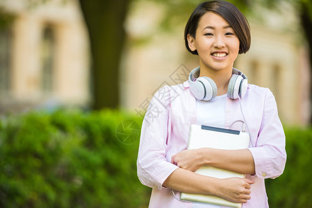 在大学校园的户外年轻美丽笑图片