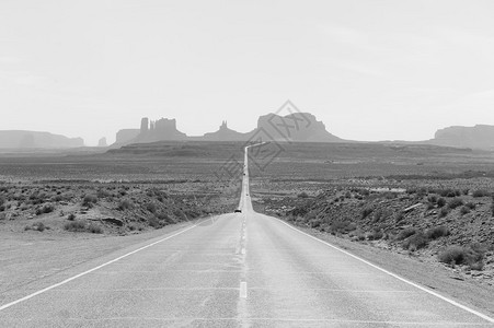 通往纪念碑山谷的道路的风景图片