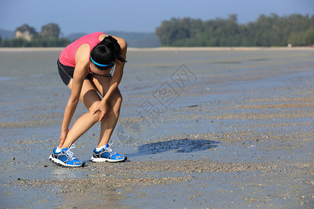 女跑步者握图片