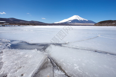 冬季的富士山和中湖图片