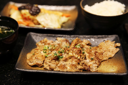 牛肉配蔬菜铁板烧日本料理图片