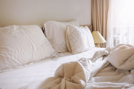 床垫和枕头铺有毯子的床垫和枕头早图片