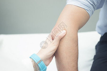 女外科医生骨科医生检查中年男患者以确定受伤疼痛活动能力并诊断肩部手臂肘部手腕图片