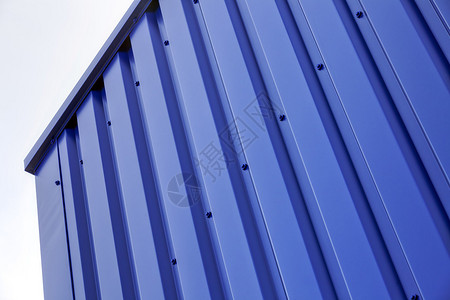 与工业建筑的蓝色外形和铝板面背景图片